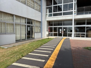 写真：点字ブロックを整備した昇降口