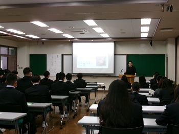 写真：波崎柳川高等学校の生徒が真剣なまなざしで講義を受ける様子