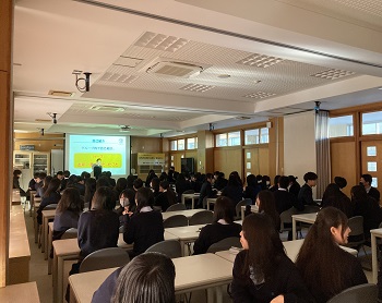 写真：波崎高等学校の生徒が教室で、講師の話に耳を傾けている様子