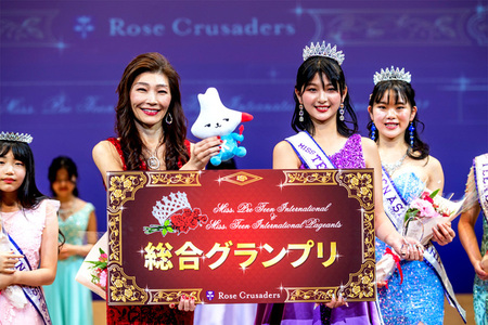 写真：受賞した参加者とカミスココくんのぬいぐるみを持つ代表理事