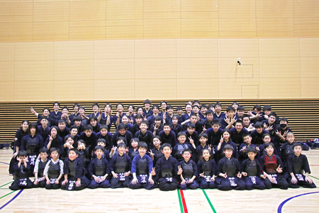 写真：法政大学男子剣道部の皆さんと子どもたちの集合写真