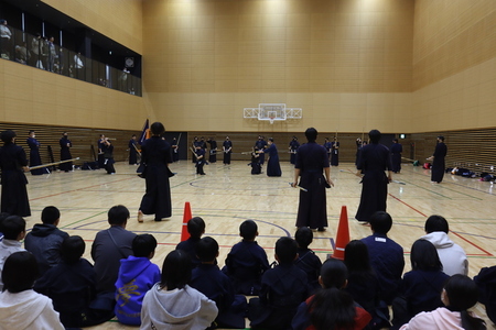 写真：子どもたちが見守る中おこなわれた公開練習