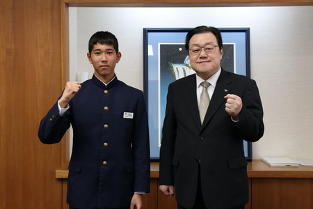 写真:2024年3月4日撮影、訪問者と市長