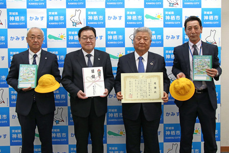 写真:2024年3月21日撮影、寄付者2名と市長および教育長