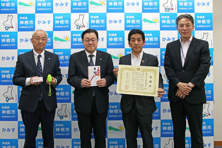 写真:2024年3月28日撮影、寄付者2名と市長および教育長