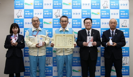 写真:2024年3月28日撮影、寄付者3名と市長および教育長
