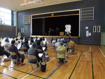 写真：ステージでおこなわれている演奏を観客が心地よさそうに聞いているようす