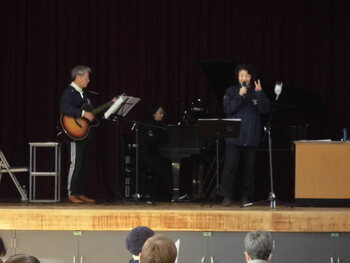 写真：ステージ上で楽しそうに歌を歌いながら演奏しているようす