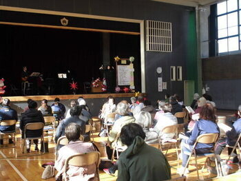 写真：ステージでおこなわれている演奏を観客が心地よさそうに聞いているようす