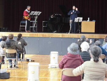 写真：ステージでおこなわれている演奏を観客が心地よさそうに聞いているようす