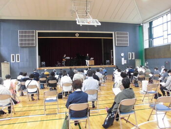 写真：ステージでおこなわれている演奏を観客が心地よさそうに聞いているようす