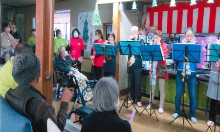 写真：デイサービスでのボランティア演奏