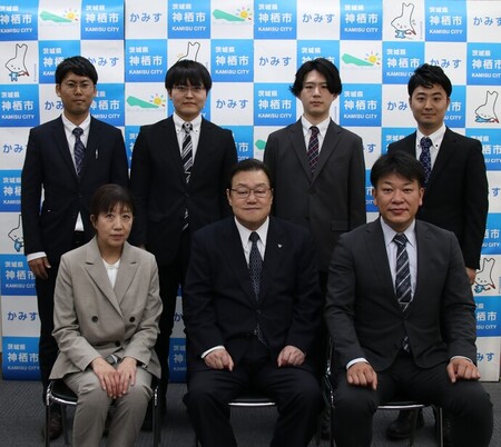 写真：2024年4月2日撮影、訪問者6名と市長