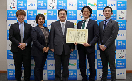 写真：2024年4月8日撮影、寄付者4名と市長