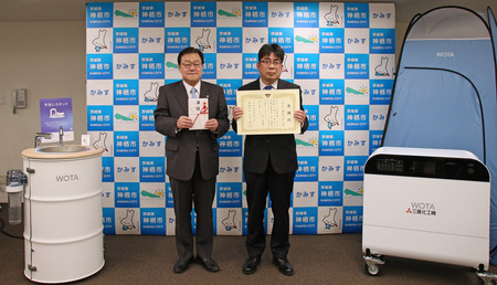 写真：2024年4月10日かみす防災アリーナにて撮影。寄付者1名と市長