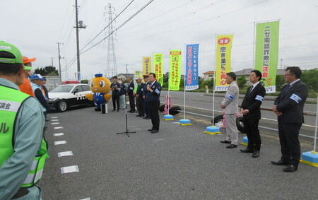 写真：2024年4月26日タイヨー知手店前にて撮影。防犯キャンペーン参加者に挨拶をする市長