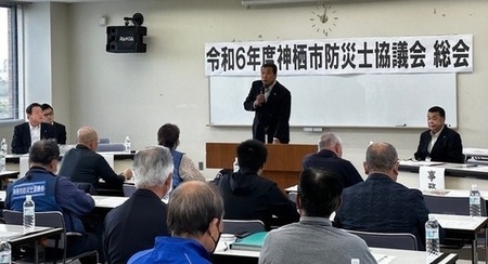 写真：教壇の上で挨拶をする会長