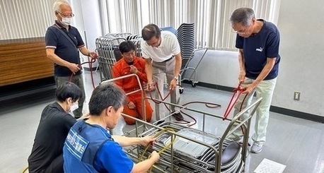 写真：講師からロープの結び方の指導を受ける防災士