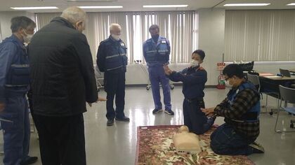 写真：消防士から心肺蘇生法を学ぶ防災士