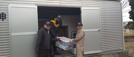 写真：備蓄品を搬出する防災士