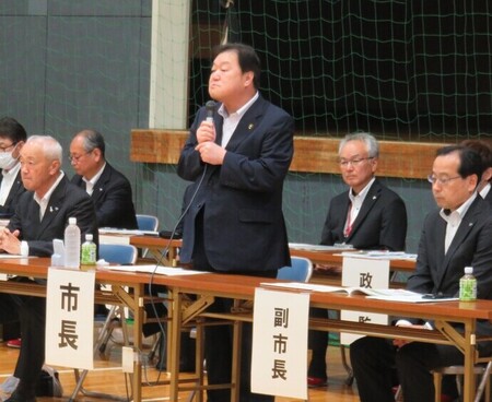 写真：2024年5月16日若松公民館にて撮影。まちづくり懇談会で参加者に語りかける市長