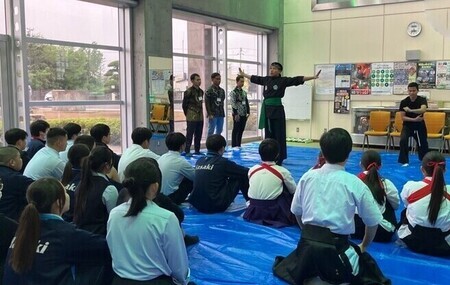 写真：高校生にインドネシア武術を披露する技能実習生
