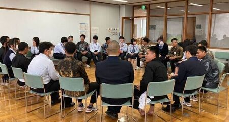 写真：楽しそうに語り合う参加者達