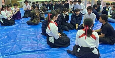 写真：楽しそうに話をする技能実習生と高校生