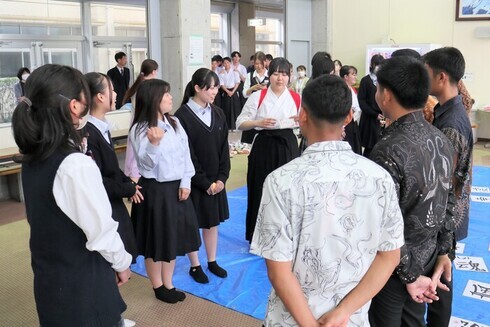 写真：楽しそうに交流する高校生と技能実習生