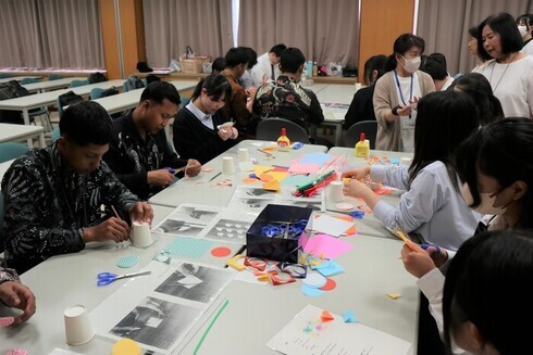 写真：物作りに熱心に取り組む技能実習生達