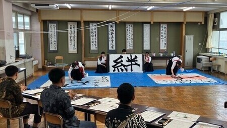 写真:書道パフォーマンスを披露する波崎高校書道部員達