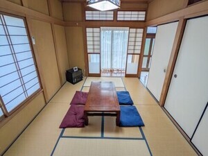 写真：テーブルが備え付けられた畳敷きの1階和室