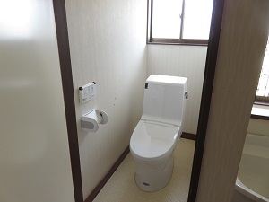 写真:白を基調とした2階水洗トイレ