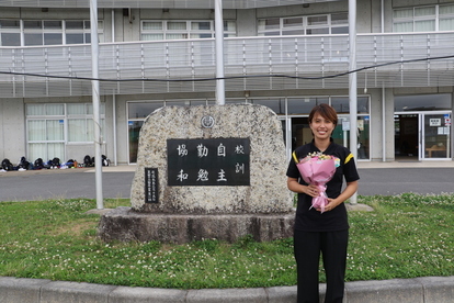 写真：波崎第一中学校の校訓前に立つ鴨川選手