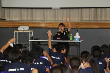 写真：講演会中、質問を募る鴨川選手