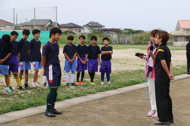 写真：鴨川選手に質問する生徒