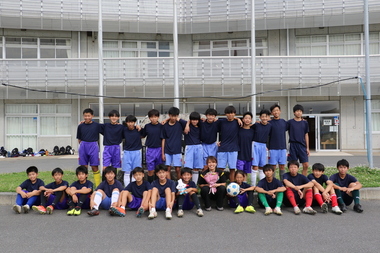写真：波崎一中サッカー部と集合写真を撮る鴨川選手