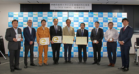 写真:2024年6月26日撮影の訪問者8名と市長