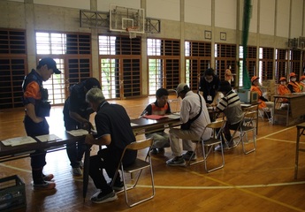 写真：開設した避難所で、市民が受け付けをしている様子