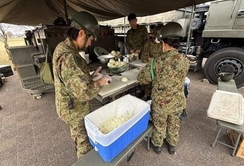 写真：自衛隊員による炊き出し訓練
