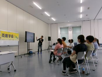 写真：講師の説明を熱心に聞く参加者