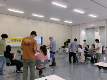 写真：講義をもとに子育てについて話し合う夫婦