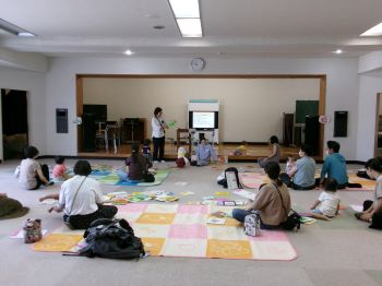 写真：講師の読み聞かせを聞き入る参加者