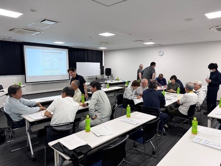 写真:グループで令和8年度実施活動の打合せをしている様子