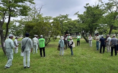 写真：神之池緑地にて第1回講習会に参加する桜守隊