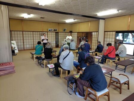 写真:職員が桜守隊に向けて説明する様子