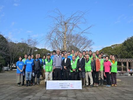 写真：BBQ広場に植樹した桜をバックに記念撮影