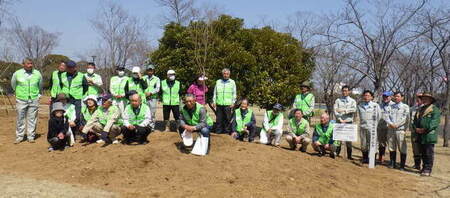 写真：植樹された木の前で桜守隊と寄付者で記念撮影