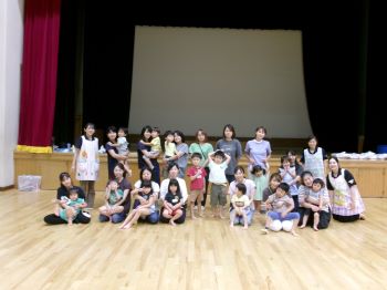 写真：参加者と職員で集合撮影