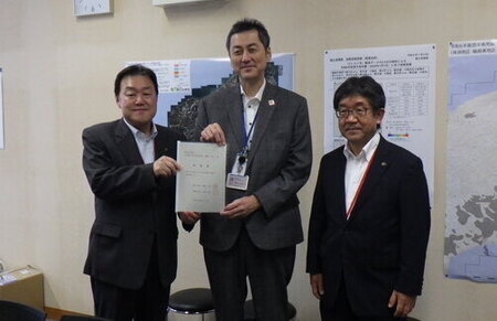写真：2024年8月1日撮影の国土交通省国土保全局長に要望書を提出する越川市長と石田市長